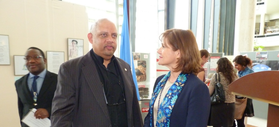 Embajadora Beatriz Londoño con el Director de la Oficina de UNMAS en Ginebra, Bruno Donnat.