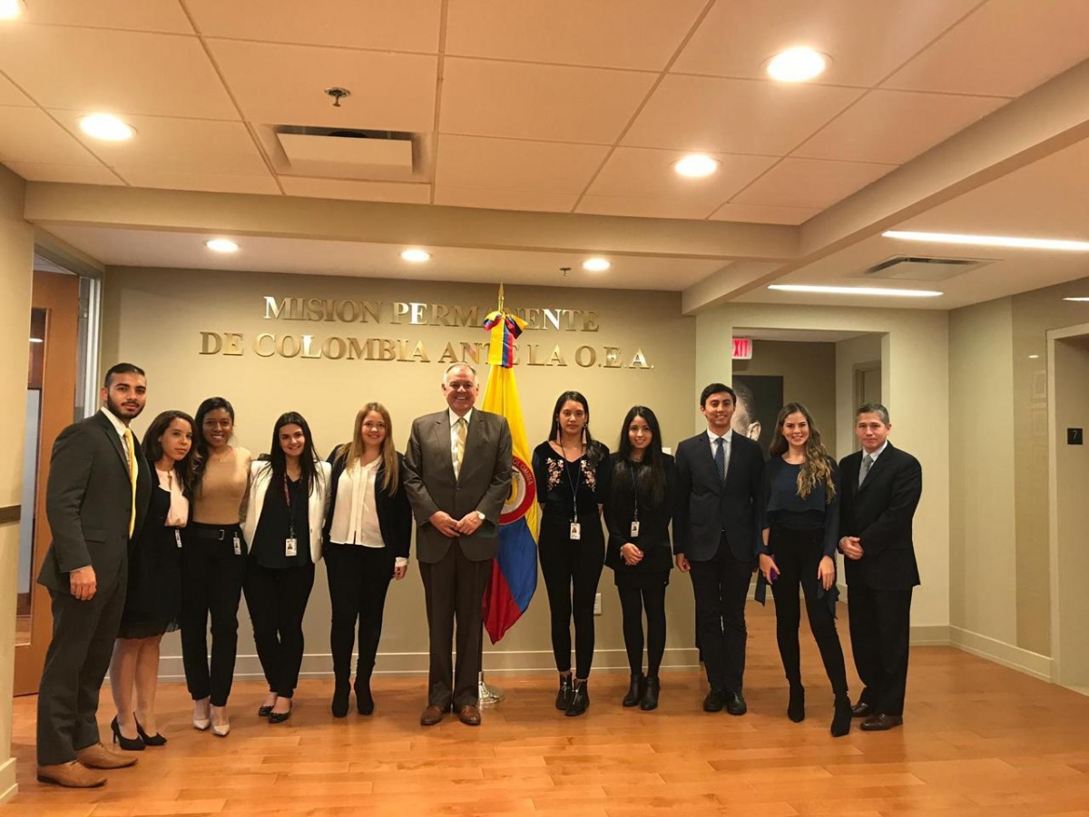 Visita de los estudiantes colombianos que están realizando las pasantías en OEA  