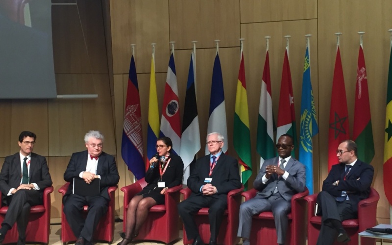 La ex-Viceministra Claudia Mora Pineda participa en el panel.
